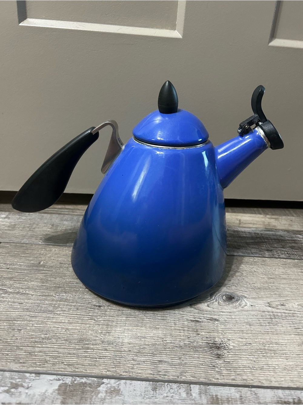 Le Creuset Kone whistling tea kettle vibrant blue enamel-on-steel 1.7 Qt